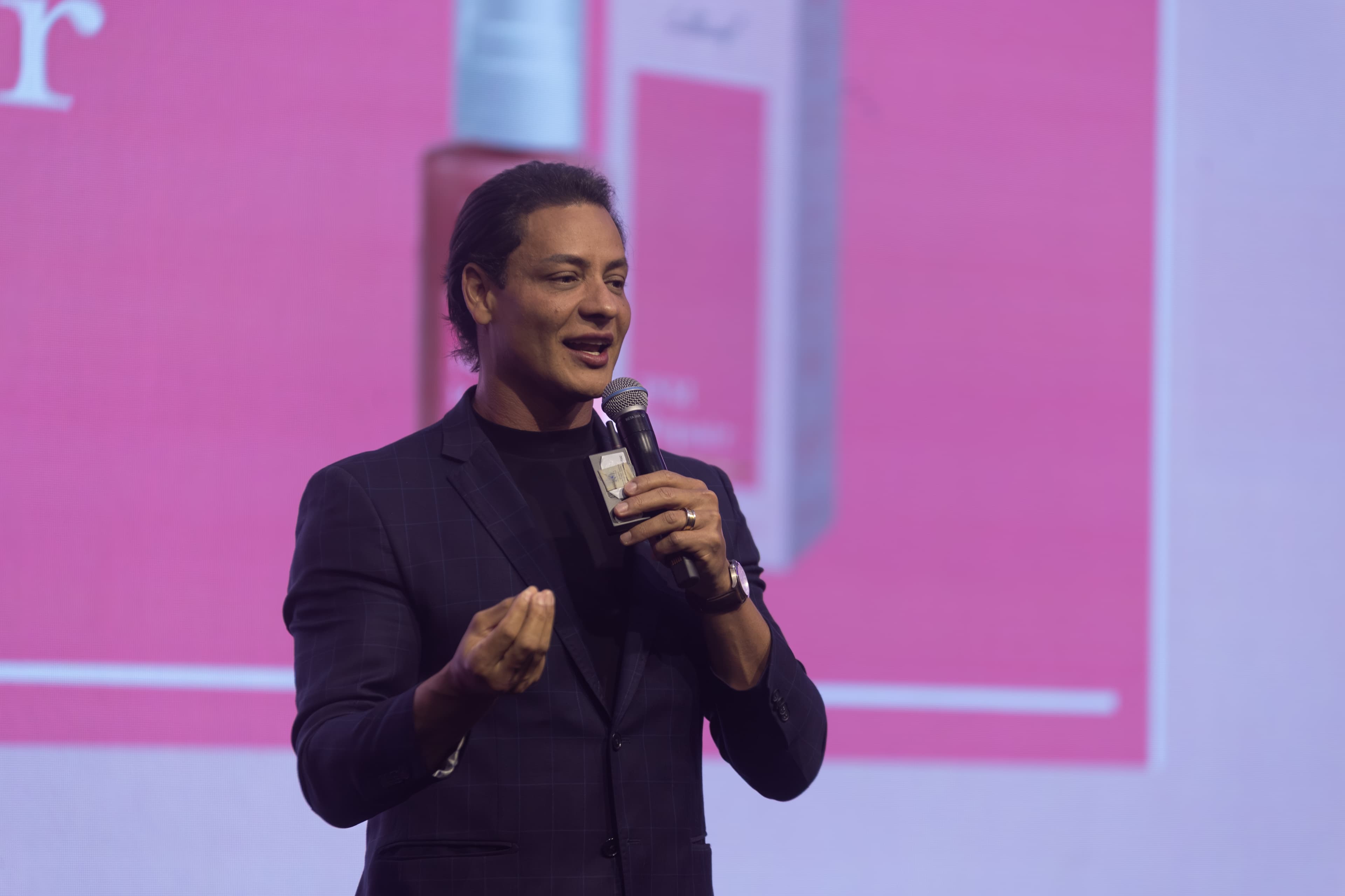 Erik Kened palestrando em evento